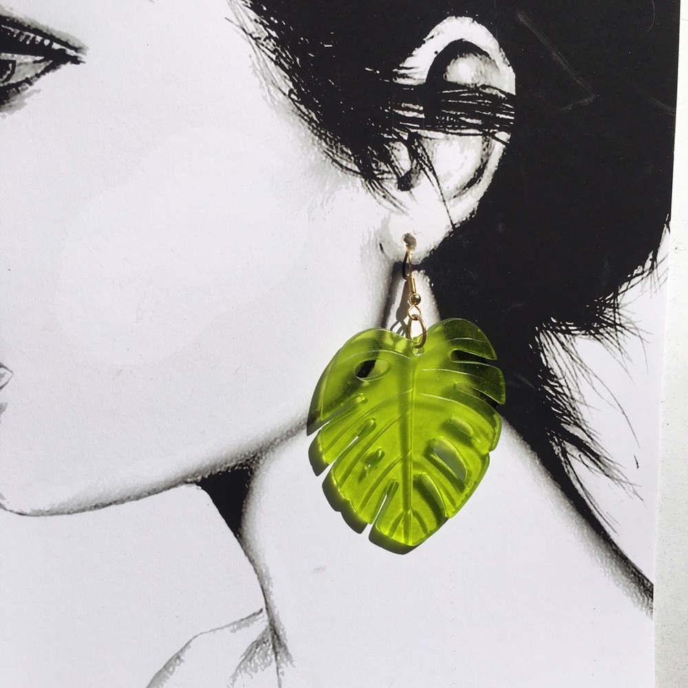 Tropical leaf earring-green